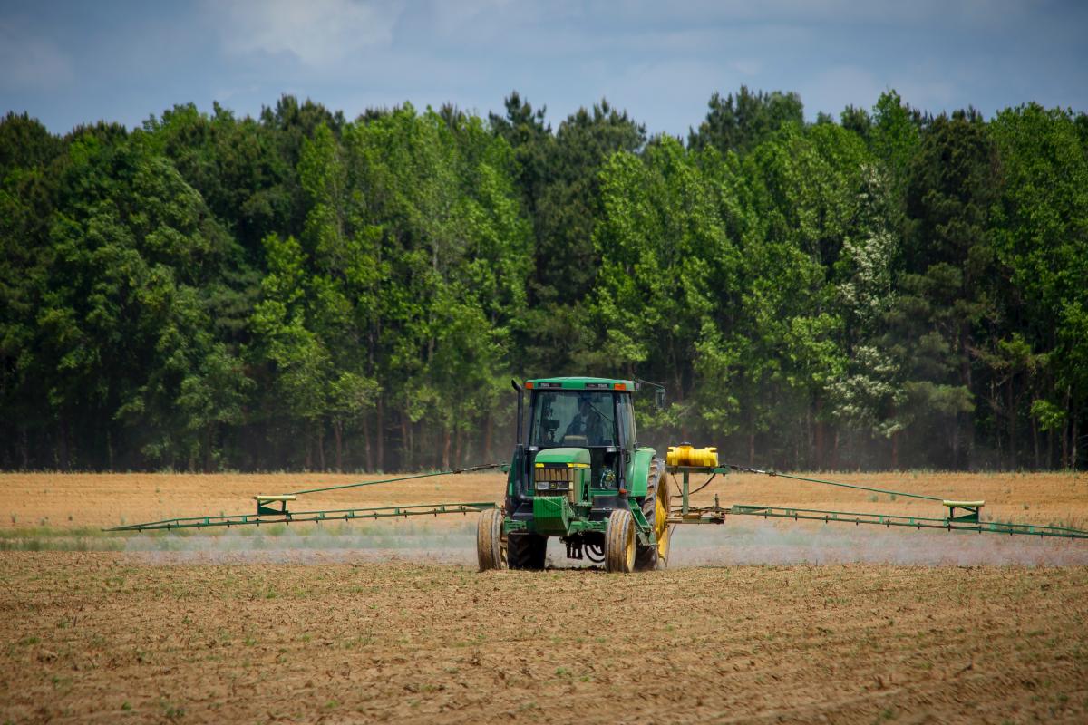 Trattore - Foto di Mark Stebnicki: https://www.pexels.com/it-it/foto/trattore-verde-nel-campo-2889442/