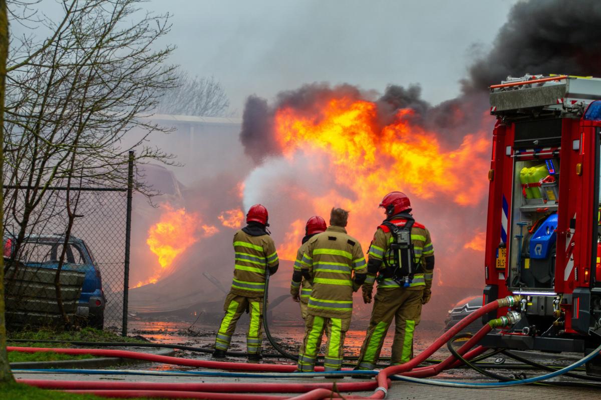 Vigili del fuoco - Foto di damian Ruitenga: https://www.pexels.com/it-it/foto/acqua-uomini-fuoco-emergenza-4127694/