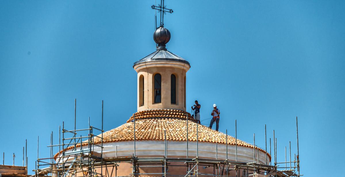 Restauratori al lavoro sul tetto di una chiesta - Foto di Karl Allen Lugmayer da Adobe Stock