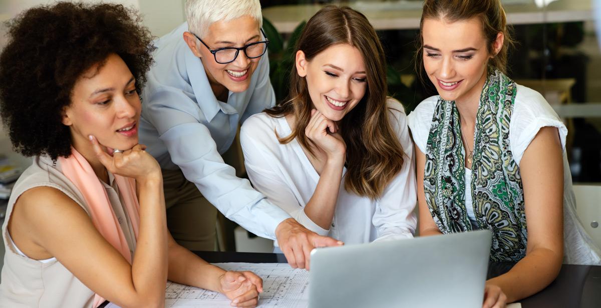 Tre ragazze con una docente durante un corso di formazione - Foto di NDABCREATIVITY da Adobe Stock