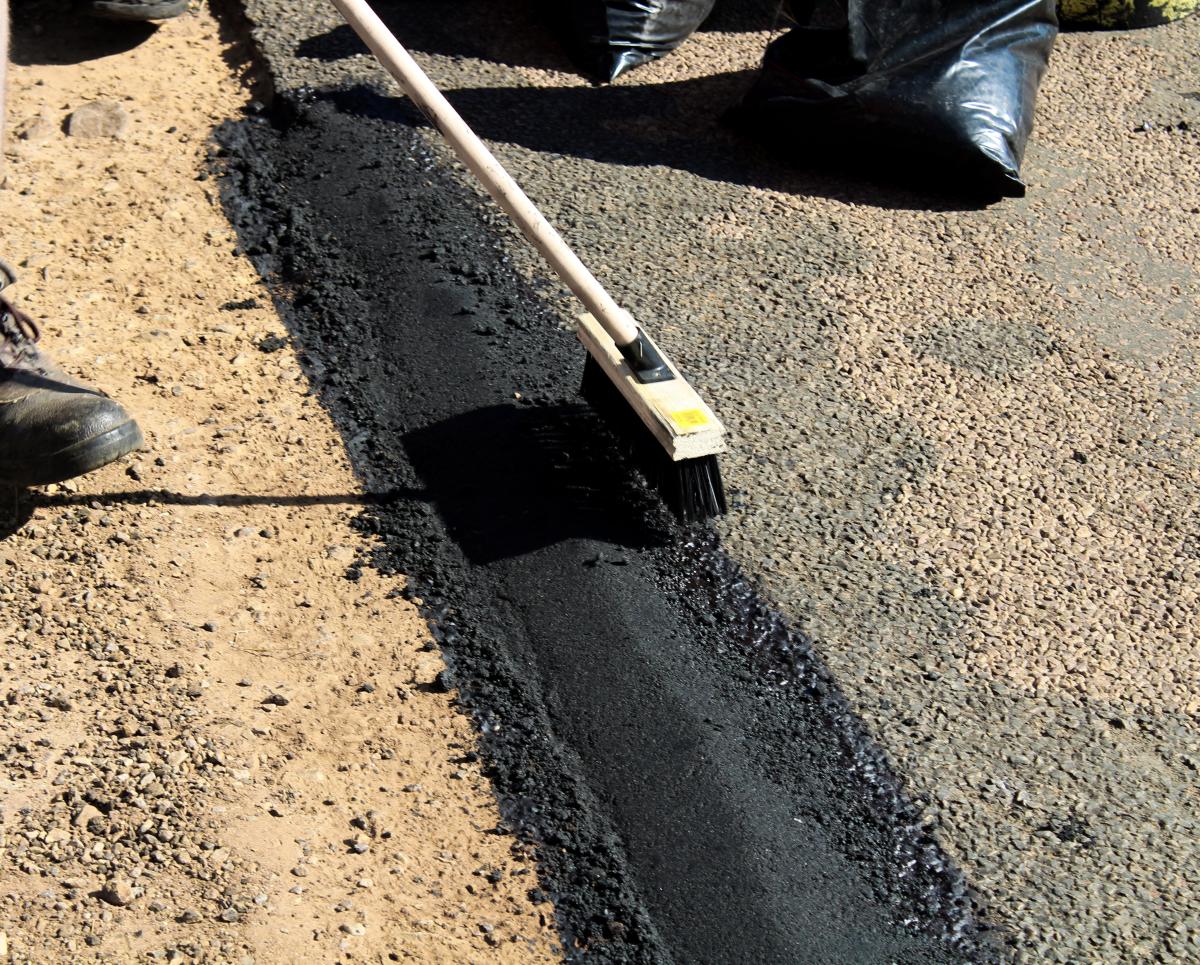 Operaio - Foto di Nicolette Leonie Villavicencio: https://www.pexels.com/it-it/foto/strada-costruzione-calcestruzzo-asfalto-6018652/