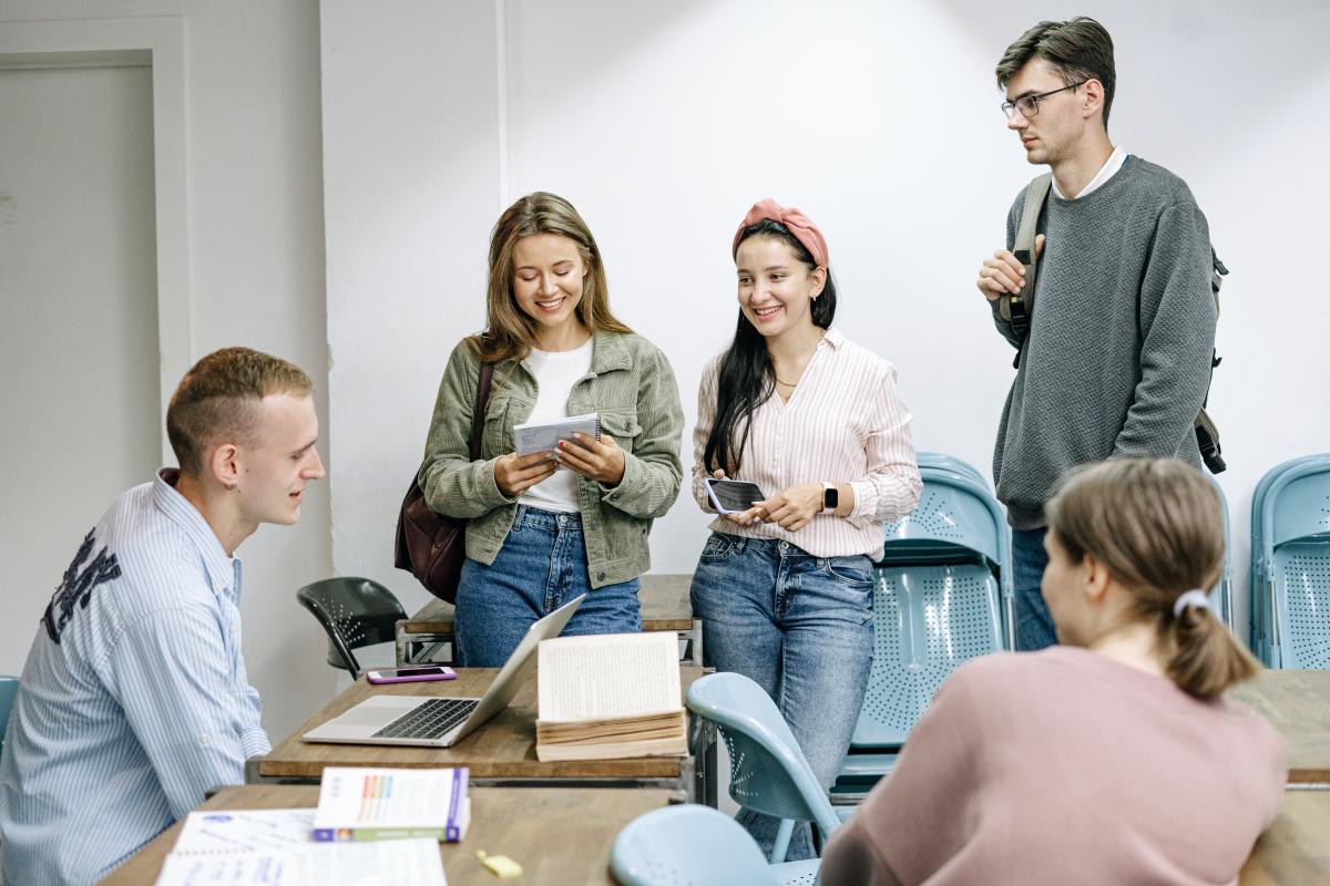 Studenti - Foto di Ivan Samkov: https://www.pexels.com/it-it/foto/persone-uomini-donne-scrittura-5676744/