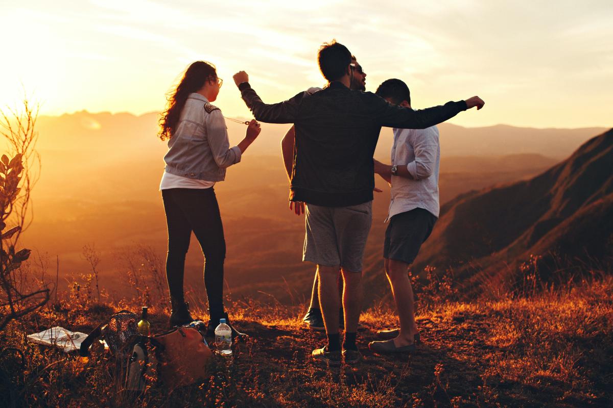Amici - Foto di Helena Lopes: https://www.pexels.com/it-it/foto/quattro-persone-in-piedi-in-cima-alla-montagna-erbosa-697244/