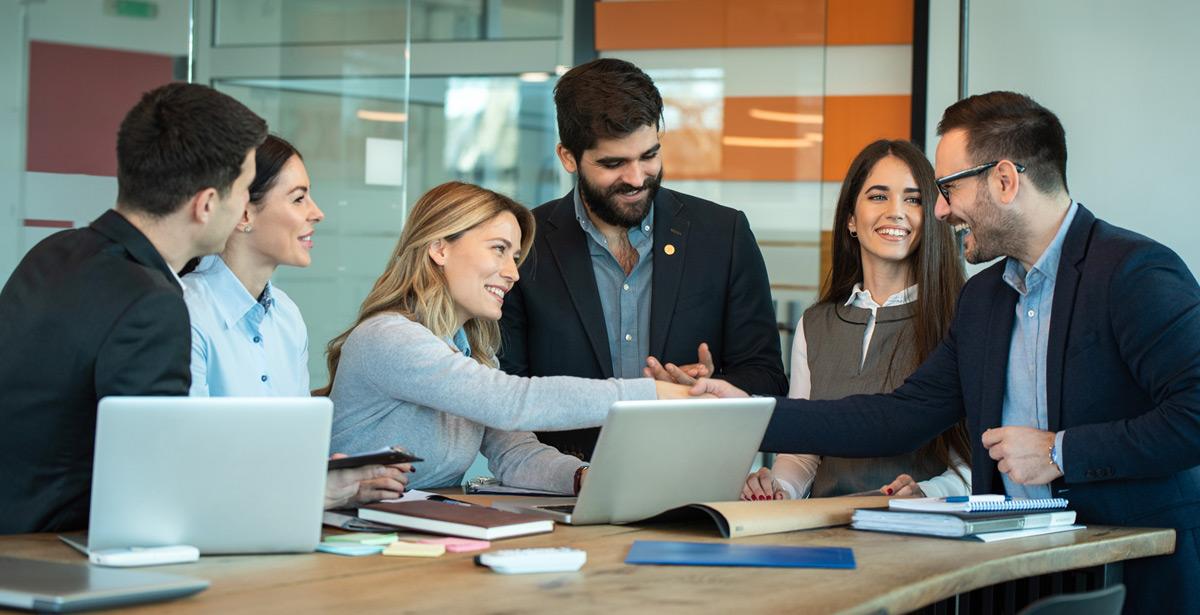 Gruppo di lavoro alla scrivania - Foto di Bojan da Adobe Stock