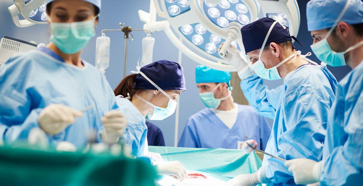 Medici e infermieri durante un intervento in sala operatoria - Foto di gpointstudio da Adobe Stock