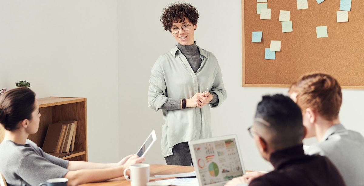 Formazione lavoro -Foto di fauxels: https://www.pexels.com/it-it/foto/donna-che-indossa-cardigan-grigio-e-occhiali-da-vista-3184295/