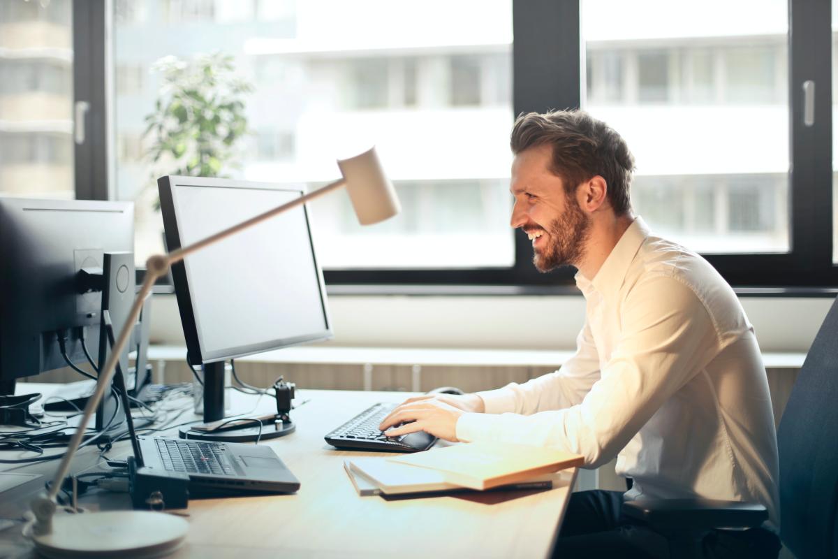Ufficio - Foto di Andrea Piacquadio: https://www.pexels.com/it-it/foto/uomo-in-camicia-di-vestito-bianca-che-si-siede-sulla-sedia-nera-di-rotolamento-mentre-fronteggia-il-set-di-computer-nero-e-sorridente-840996/