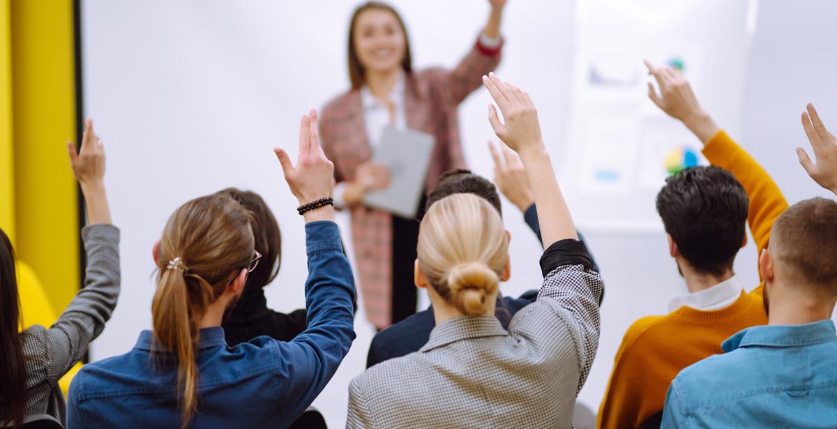 Gruppo di persone in un corso di formazione - Foto di maxbelchenko da Adobe Stock