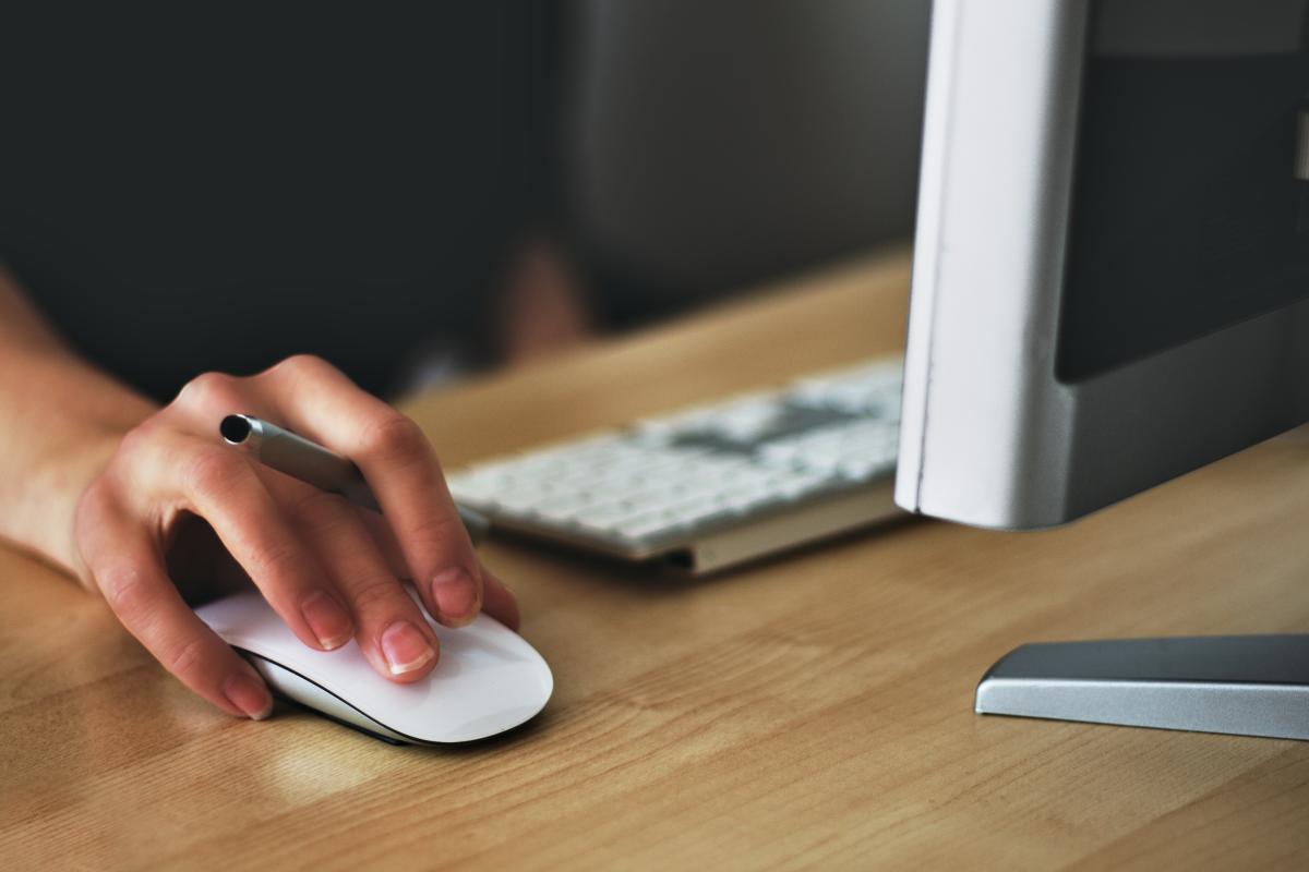 Postazione pc - Foto di Vojtech Okenka: https://www.pexels.com/it-it/foto/persona-in-possesso-di-apple-magic-mouse-392018/