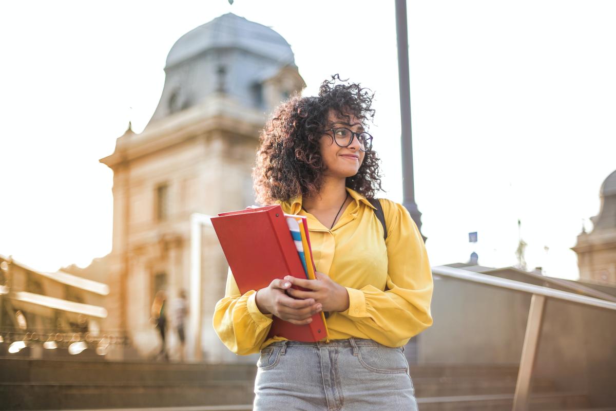 Studente - Foto di Andrea Piacquadio: https://www.pexels.com/it-it/foto/donna-in-rivestimento-giallo-che-tiene-libro-rosso-3762800/