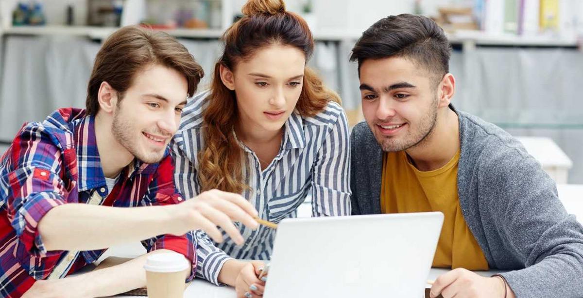 Giovani lavorano su notebook - Foto di pressmaster da Adobe Stock
