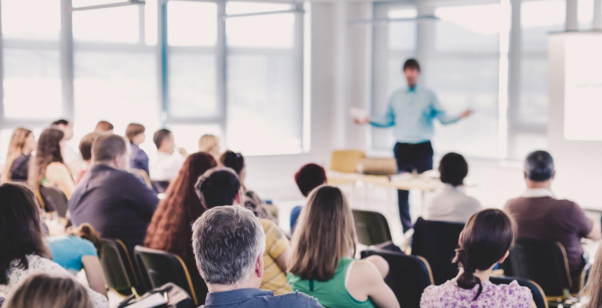 Relatore parla ad una platea durante un corso - Foto di kasto da Adobe Stock