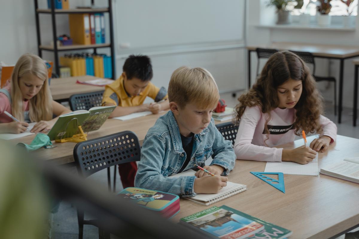 Aula scuola - Foto di Tima Miroshnichenko: https://www.pexels.com/it-it/foto/libri-seduto-scuola-studenti-5427648/