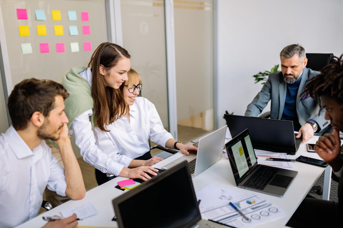 Team working - Foto di Yan Krukau: https://www.pexels.com/it-it/foto/spazio-di-lavoro-diversita-aziendale-collaborazione-7793699/