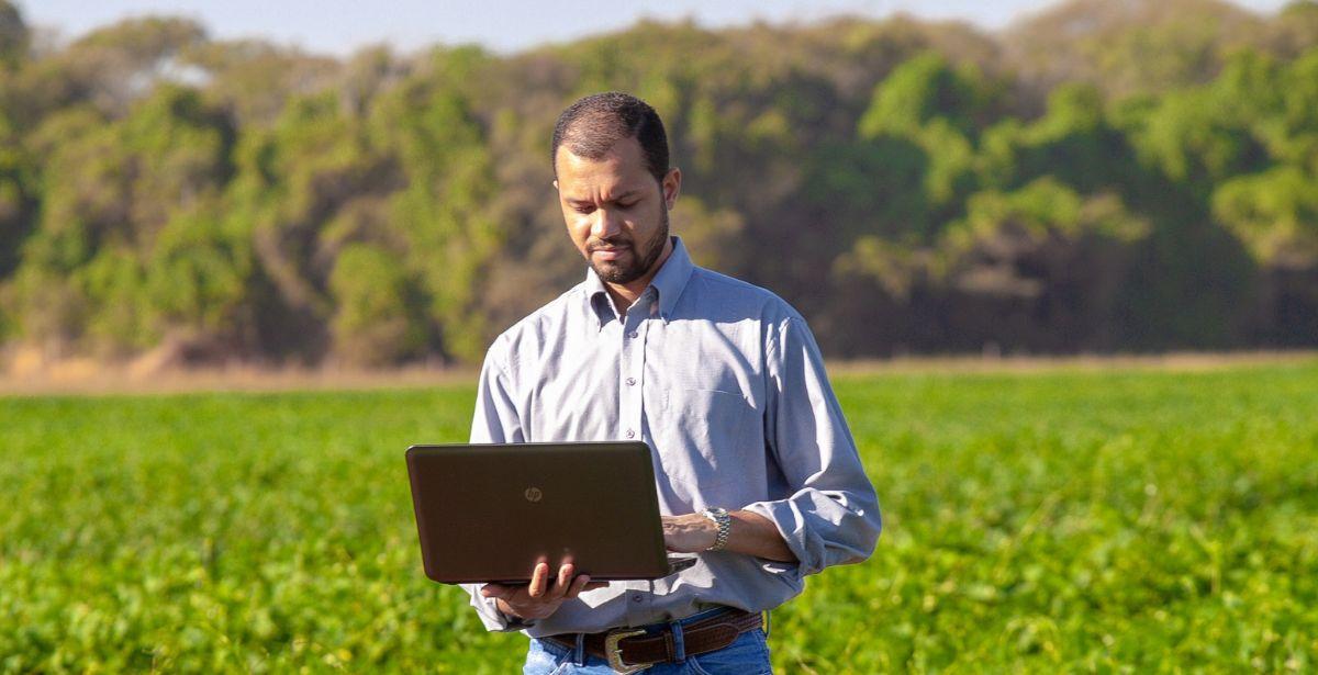Agronomo - Foto di Fredox Carvalho: https://www.pexels.com/it-it/foto/paesaggio-laptop-campagna-agricoltura-9201369/