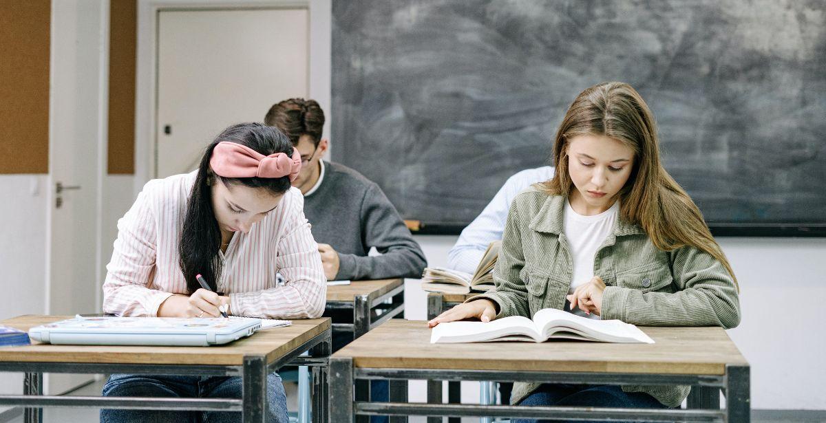Aula scuola - Foto di Ivan Samkov: https://www.pexels.com/it-it/foto/donne-scrittura-seduto-scuola-5676746/