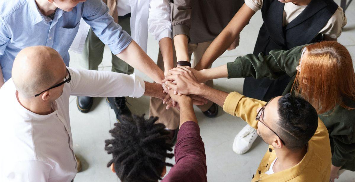 Studenti - Foto di fauxels: https://www.pexels.com/it-it/foto/foto-di-persone-che-si-tengono-per-mano-3184423/