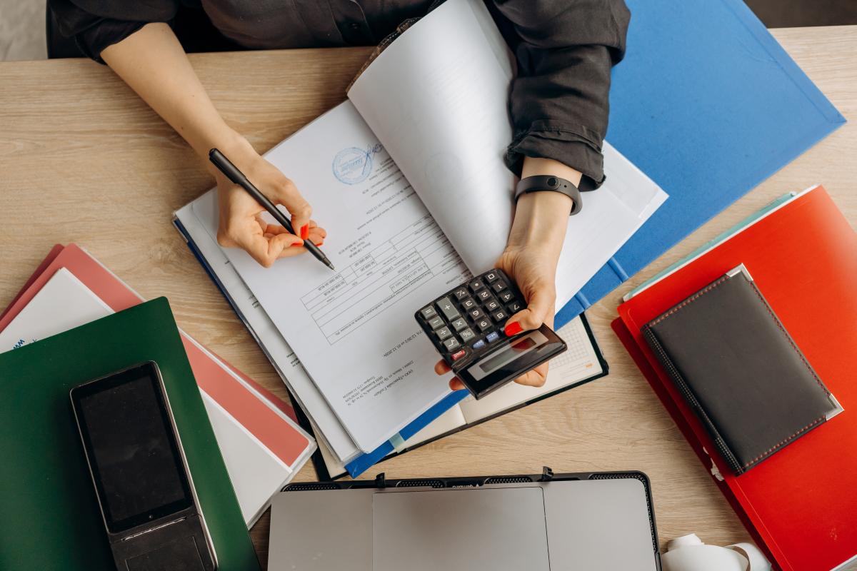 Conteggio - Foto di Mikhail Nilov: https://www.pexels.com/it-it/foto/scrivania-lavorando-business-spazio-di-lavoro-8296970/