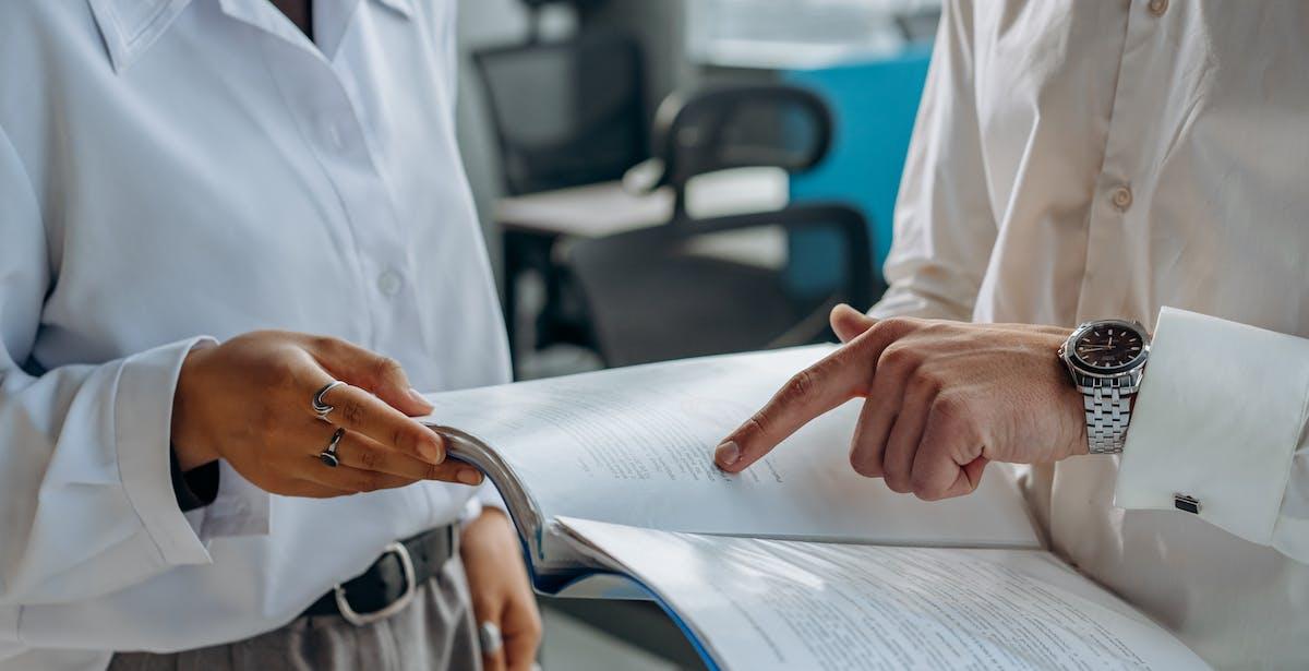 Gol assessment - Foto di Mikhail Nilov: https://www.pexels.com/it-it/foto/marketing-mani-persone-ufficio-8297478/