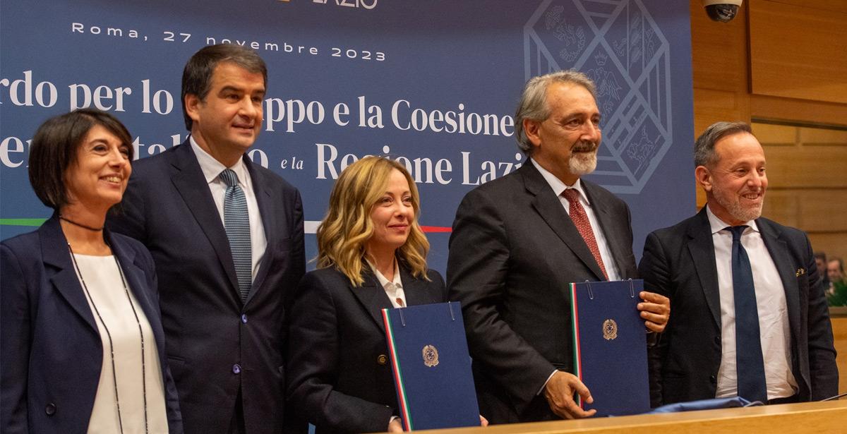 L'Assessore Angelilli, il Ministro Fitto, la Presidentee del Consniglio Meloni, il Presidente della Regione Lazio Roca e l'Assessore Righini dopo la sigla dell'accordo