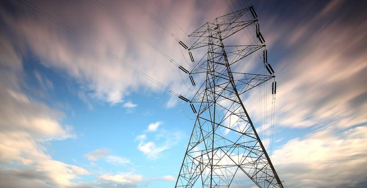 Energia elettrica - Foto di Pok Rie: https://www.pexels.com/it-it/foto/pali-attuali-in-metallo-nero-157827/