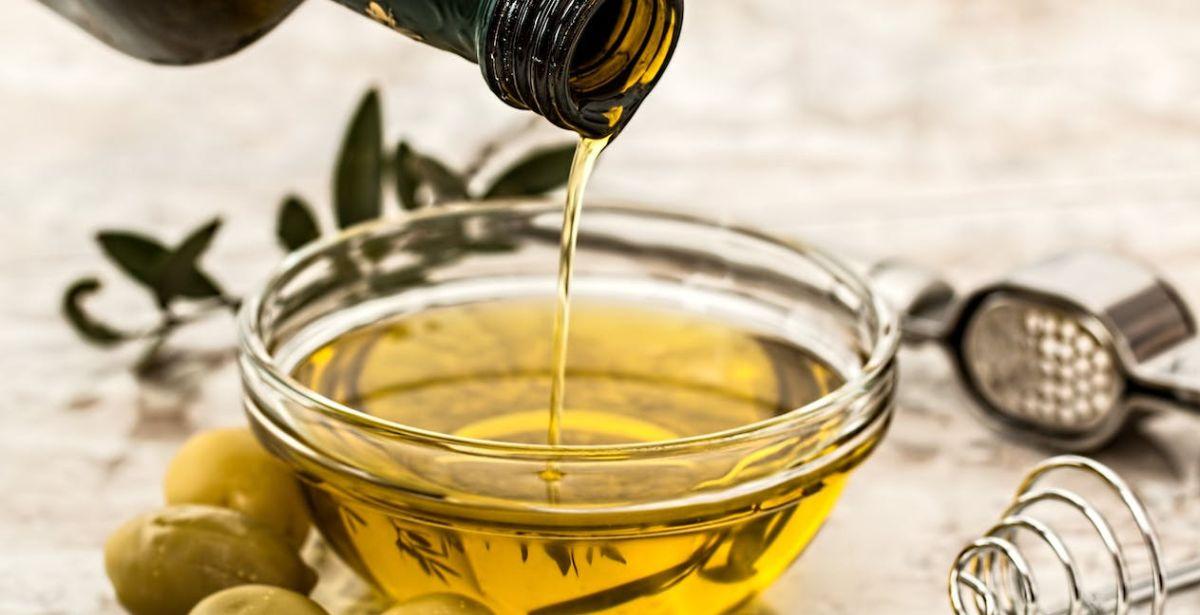 Olio - Foto di Pixabay: https://www.pexels.com/it-it/foto/ciotola-che-viene-versata-con-liquido-giallo-33783/