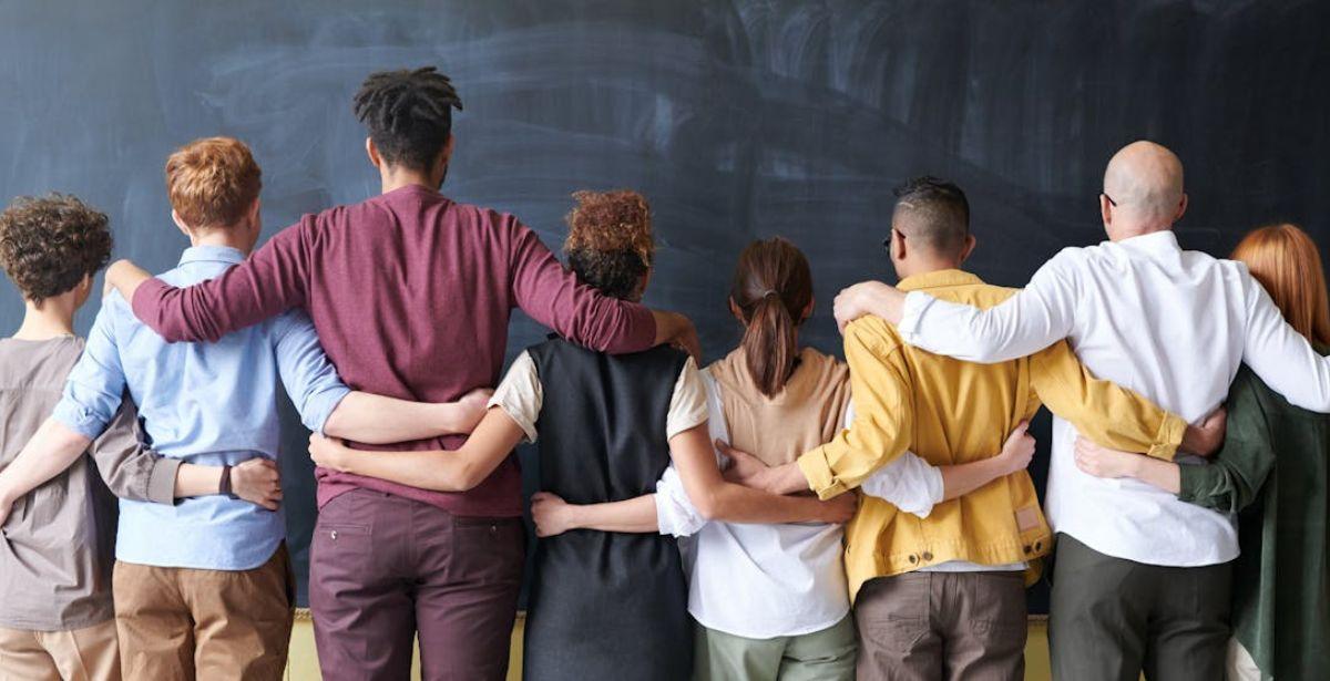 Abbraccio - Foto di fauxels: https://www.pexels.com/it-it/foto/gruppo-di-persone-in-piedi-al-chiuso-3184396/