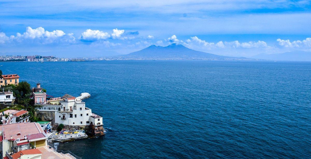 Napoli - Foto di <a href="https://pixabay.com/it/users/ml5909-2221686/?utm_source=link-attribution&utm_medium=referral&utm_campaign=image&utm_content=2918789">Lajos Móricz</a> da <a href="https://pixabay.com/it//?utm_source=link-attribution&utm_medium=referral&utm_campaign=image&utm_content=2918789">Pixabay</a>