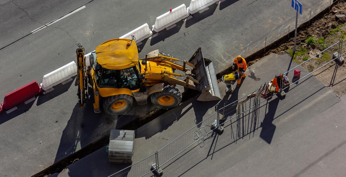 Operai al lavoro per la realizzazione di una strada - Foto di HAMERCAT da Adobe Stock