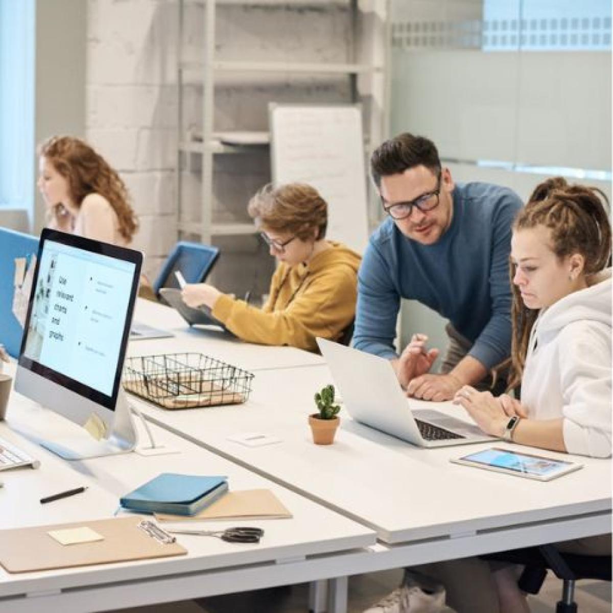 Ufficio - Foto di fauxels: https://www.pexels.com/it-it/foto/persone-che-lavorano-davanti-al-computer-3184357/