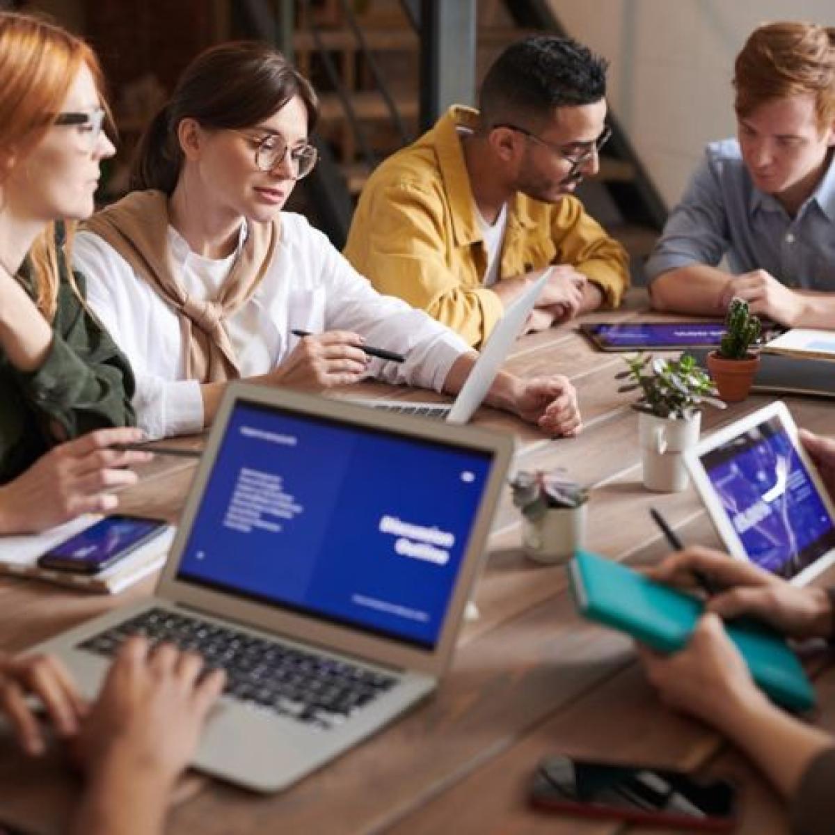 Ufficio - Foto di fauxels: https://www.pexels.com/it-it/foto/foto-di-persone-che-si-appoggiano-sul-tavolo-di-legno-3184325/
