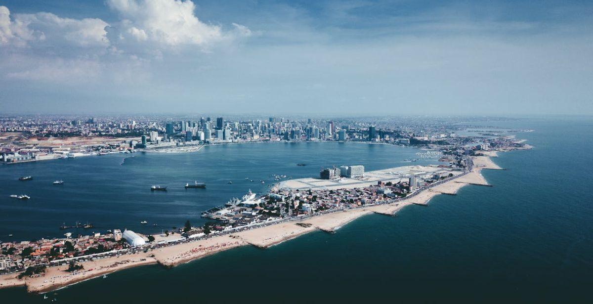 Angola - Foto di Carlos César: https://www.pexels.com/it-it/foto/foto-aerea-di-edifici-vicino-alla-costa-2767923/