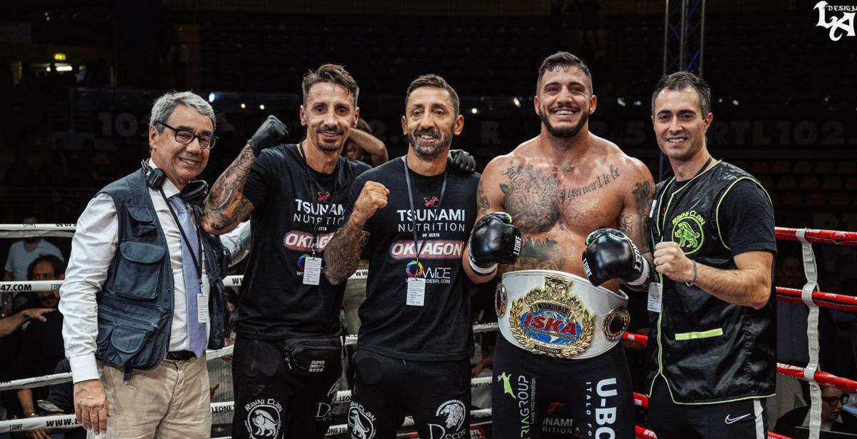 foto di gruppo con Mattia Faraoni campione del Mondo di Oktagon