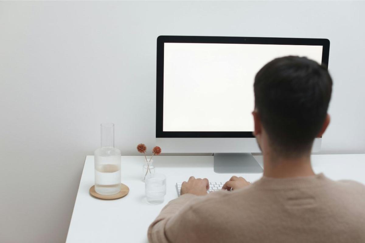 Operatore pc - Foto di Cup of Couple: https://www.pexels.com/it-it/foto/uomo-seduto-davanti-a-silver-imac-6177570/