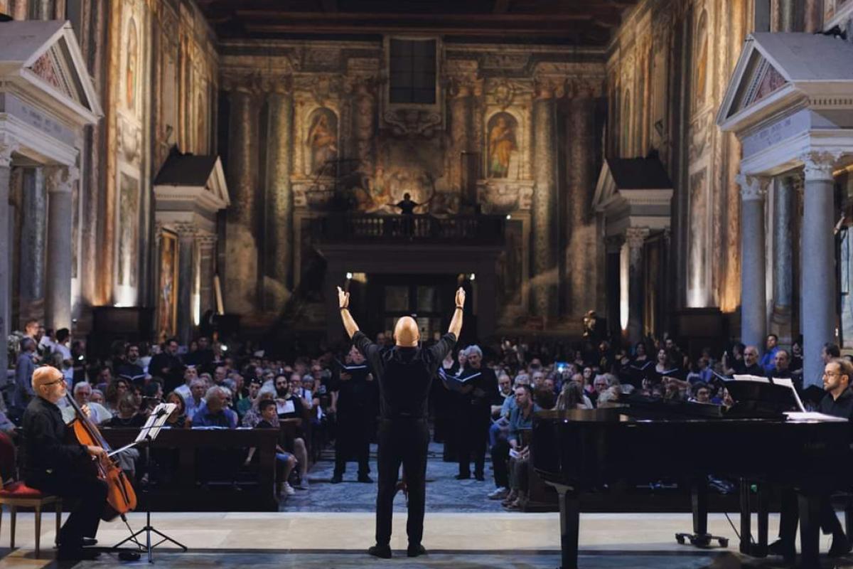 Momento di un concerto di una corale in una chiesa