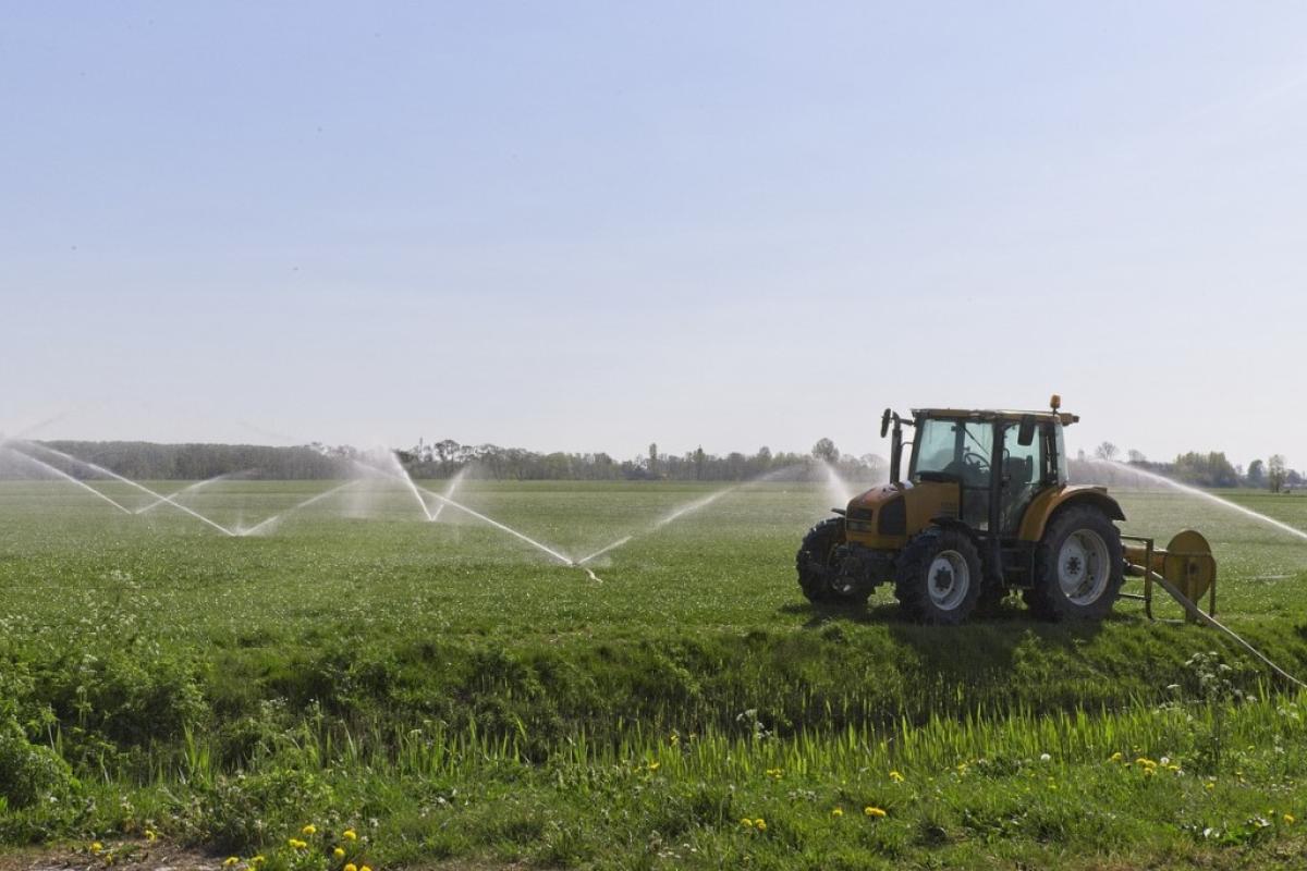 trattore irrigazione agricola