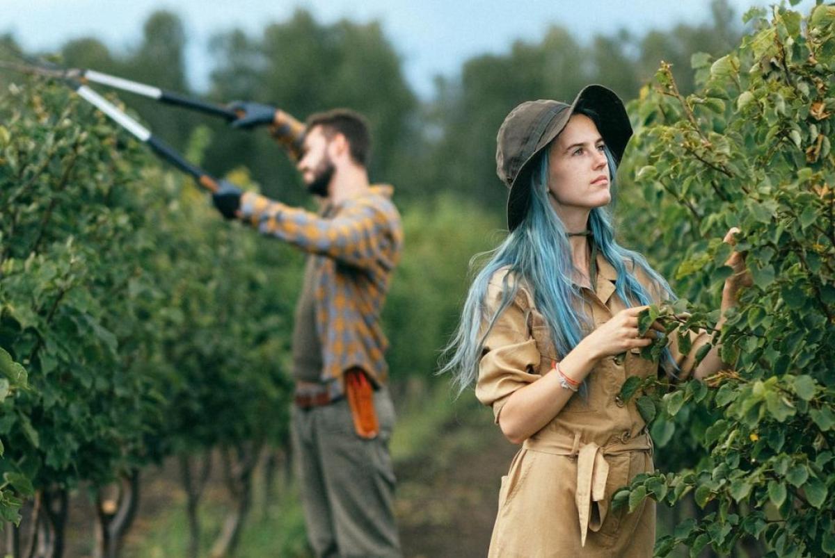 Giovani agricoltori - Foto di Anna Shvets: https://www.pexels.com/it-it/foto/coppia-campagna-agricoltura-fattoria-5027603/