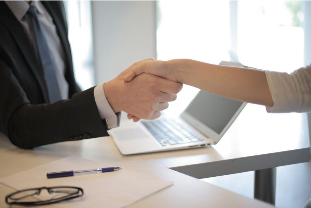 Ufficio - Ufficio - Foto di Andrea Piacquadio: https://www.pexels.com/it-it/foto/persona-in-abito-nero-ha-assunto-un-dipendente-3760069/