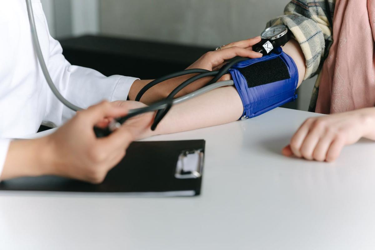 Medico - Foto di Thirdman : https://www.pexels.com/it-it/foto/un-operatore-sanitario-che-misura-la-pressione-sanguigna-di-un-paziente-utilizzando-uno-sfigmomanometro-7659573/