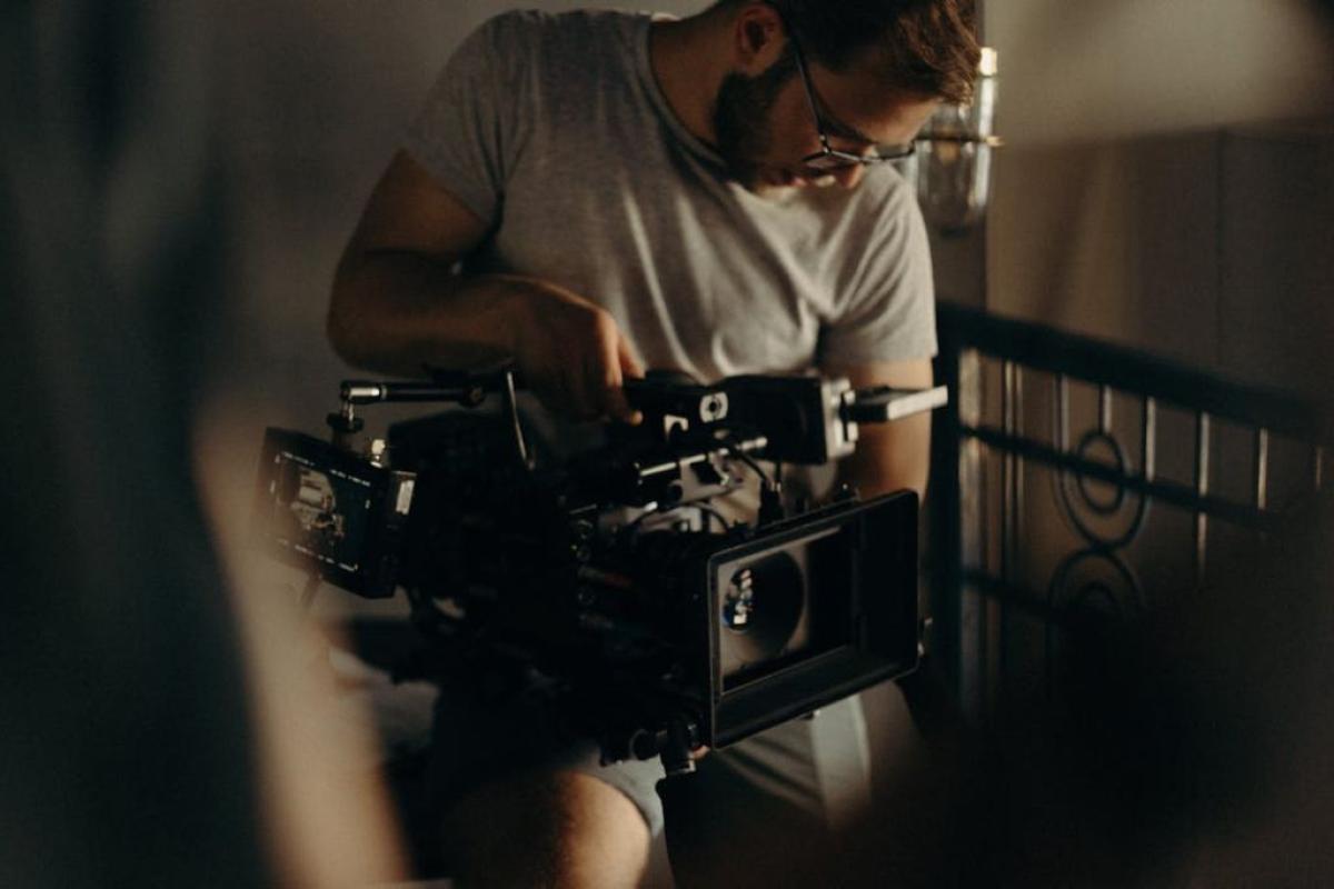 Produzione cinema - Foto di cottonbro studio: https://www.pexels.com/it-it/foto/uomo-in-t-shirt-girocollo-grigia-in-possesso-di-una-macchina-fotografica-2925322/