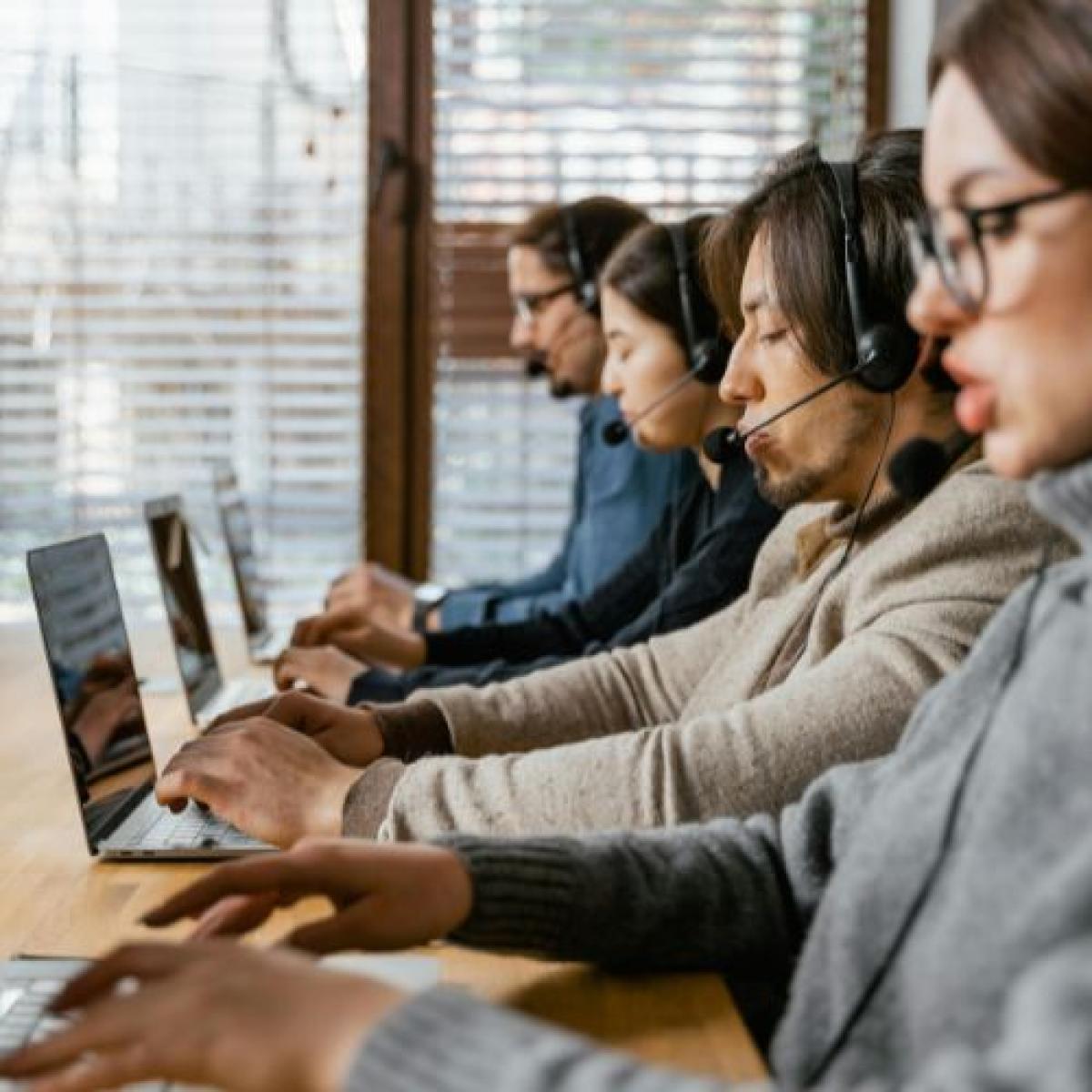 Call center - Foto di MART PRODUCTION: https://www.pexels.com/it-it/foto/persone-ufficio-lavorando-digitando-7709201/