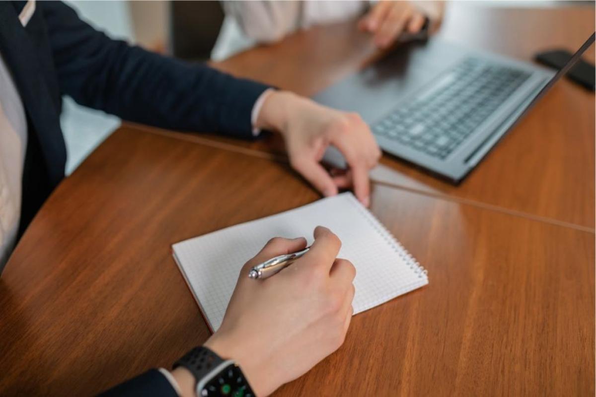 Amministrativi - Foto di Alena Darmel: https://www.pexels.com/it-it/foto/mani-persone-laptop-ufficio-8133853/