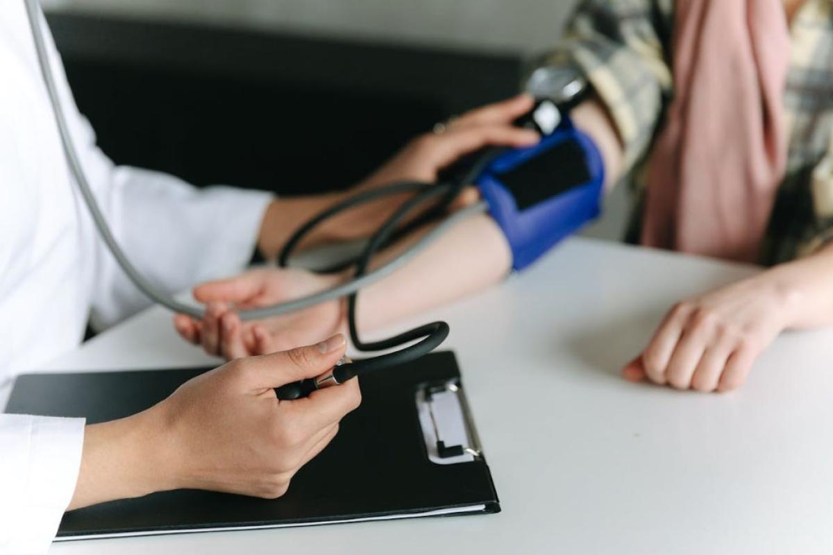 Medico - Foto di Thirdman : https://www.pexels.com/it-it/foto/un-operatore-sanitario-che-misura-la-pressione-sanguigna-di-un-paziente-utilizzando-uno-sfigmomanometro-7659564/