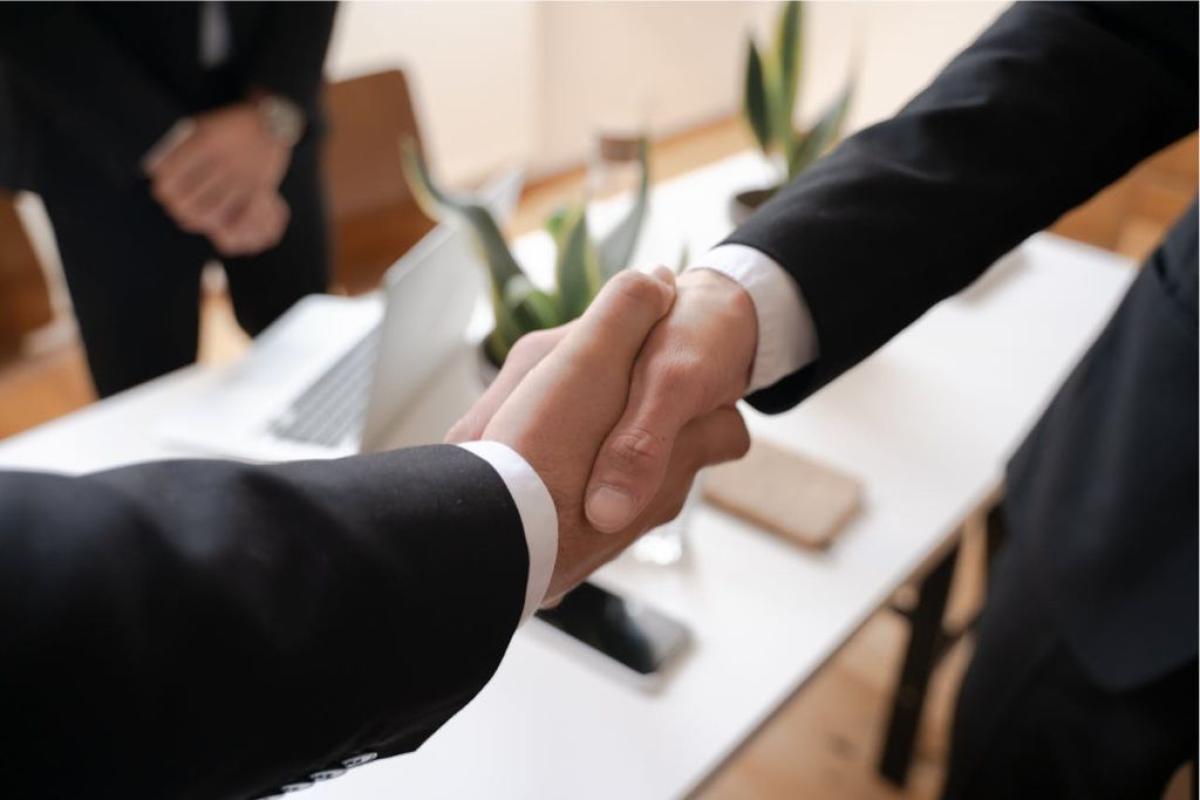 Stretta di mano - Foto di Pavel Danilyuk: https://www.pexels.com/it-it/foto/business-profondita-di-campo-stretta-di-mano-affare-5520322/