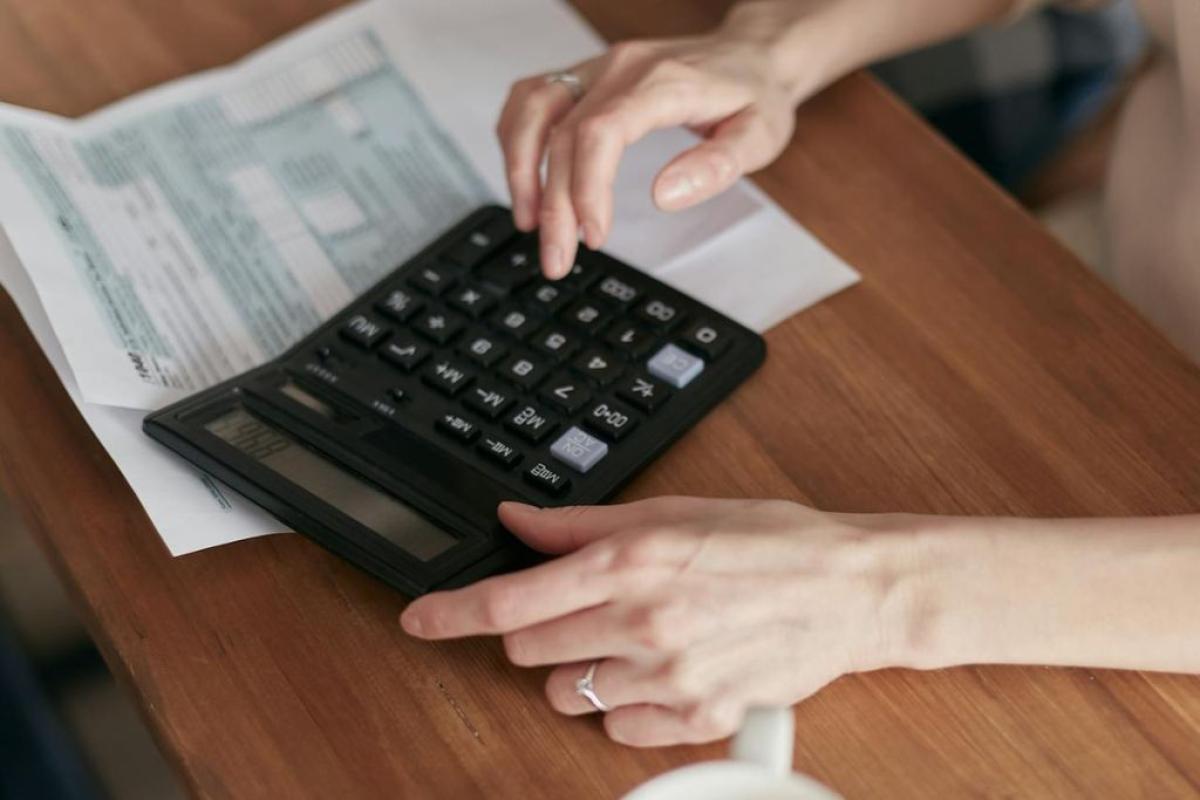Calcolo tasse - Foto di Mikhail Nilov: https://www.pexels.com/it-it/foto/coppia-persone-donna-mano-6963867/