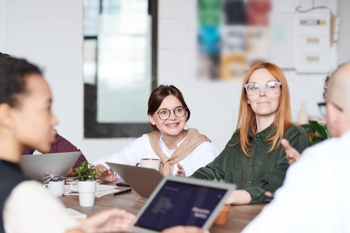 Ufficio - Foto di fauxels: https://www.pexels.com/it-it/foto/gruppo-di-persone-sedute-al-chiuso-3184314/