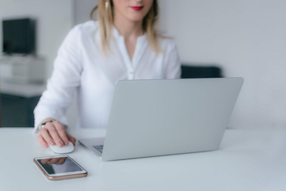 Laptop - Foto di Marek Levak: https://www.pexels.com/it-it/foto/donna-che-per-mezzo-del-computer-portatile-d-argento-2265488/