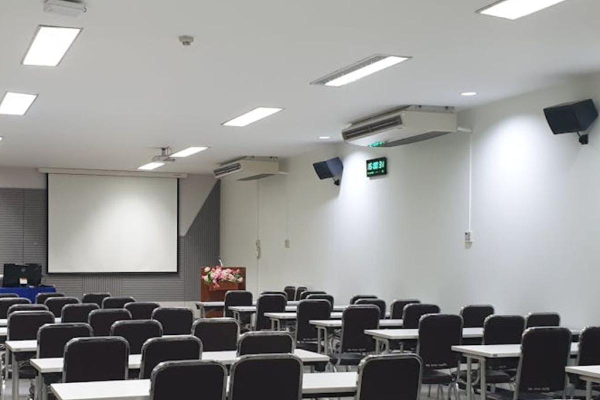 Aula formazione - Foto di Yaowaluck Promdee: https://www.pexels.com/it-it/foto/persone-sedute-su-una-sedia-all-interno-della-stanza-3864594/