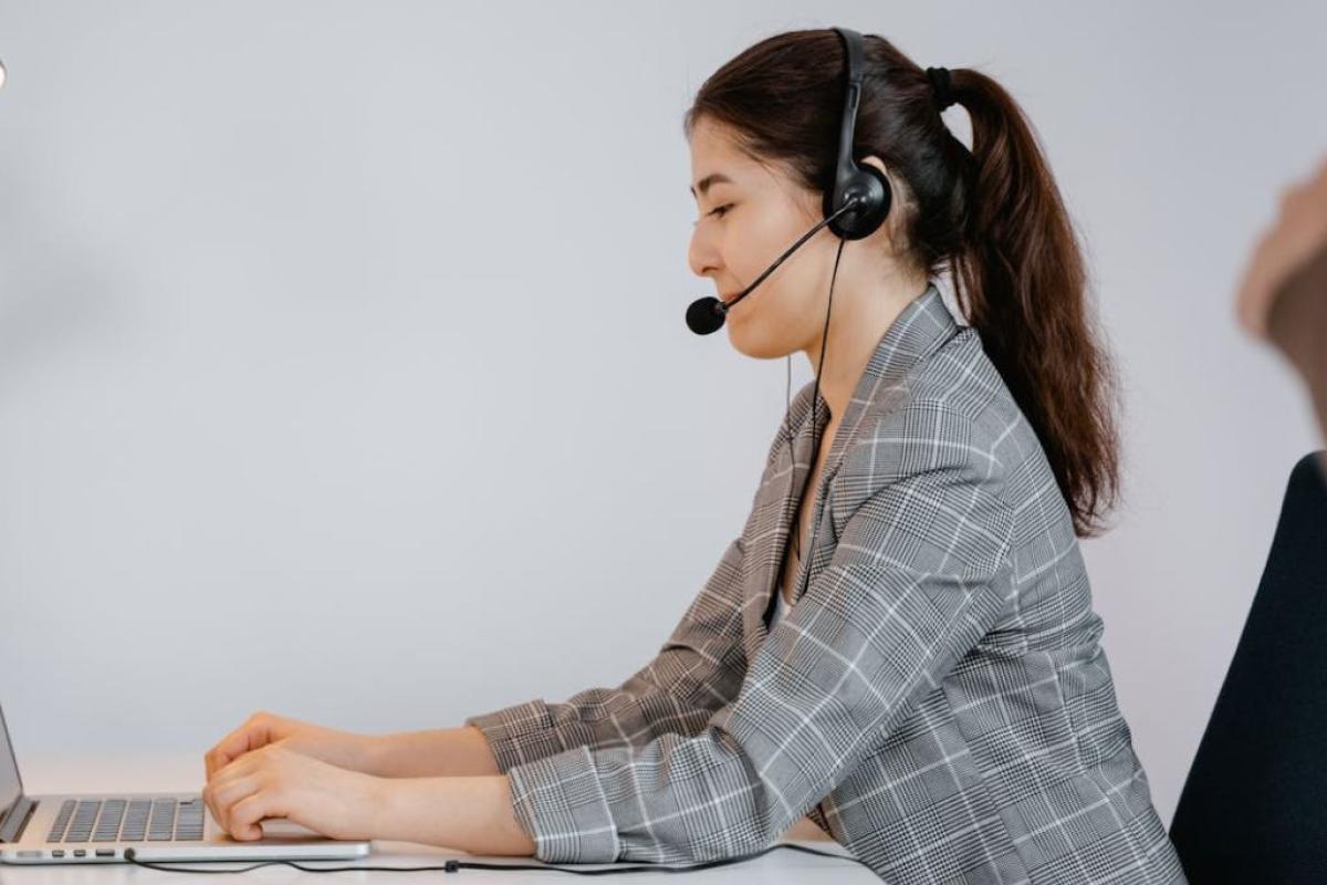 Call Center - Foto di MART  PRODUCTION: https://www.pexels.com/it-it/foto/persona-donna-laptop-ufficio-7709245/