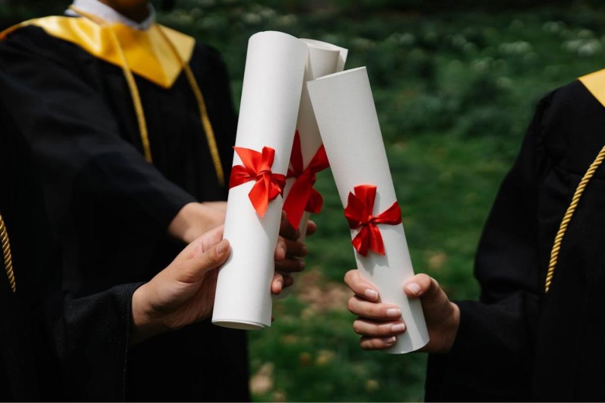 Laurea studenti - Foto di George Pak : https://www.pexels.com/it-it/foto/mani-tenendo-successo-risultato-7972735/